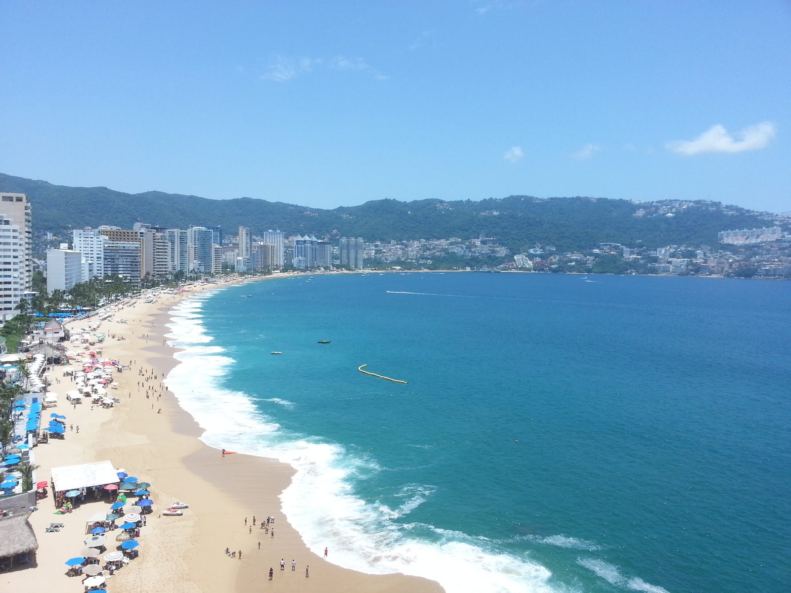 Playa y bahía de Acapulco con edificios a lo largo de la costa