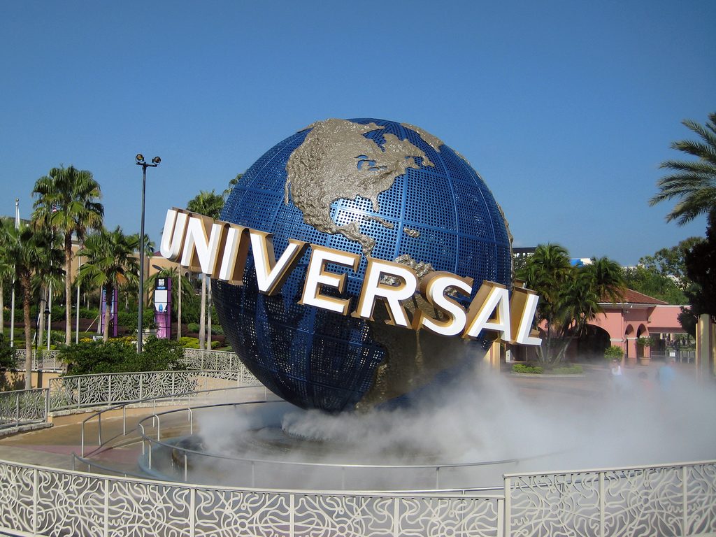 Globo terráqueo de Universal Studios con niebla en la base