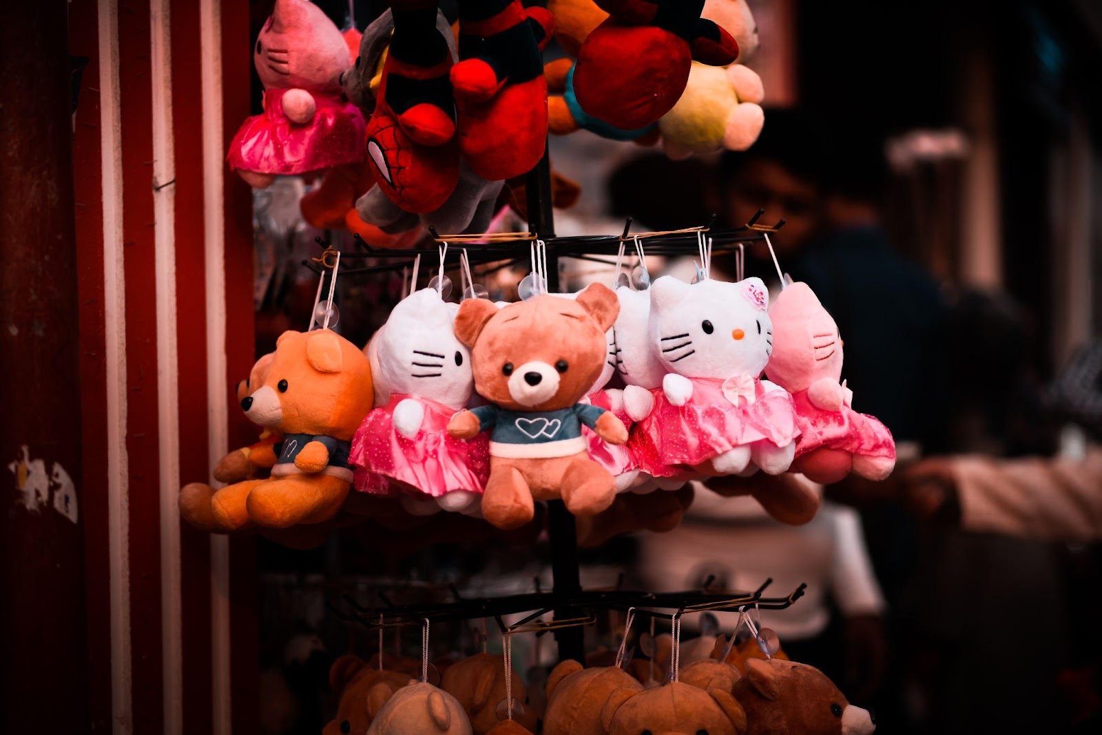 Peluches colgados en un puesto de recuerdos