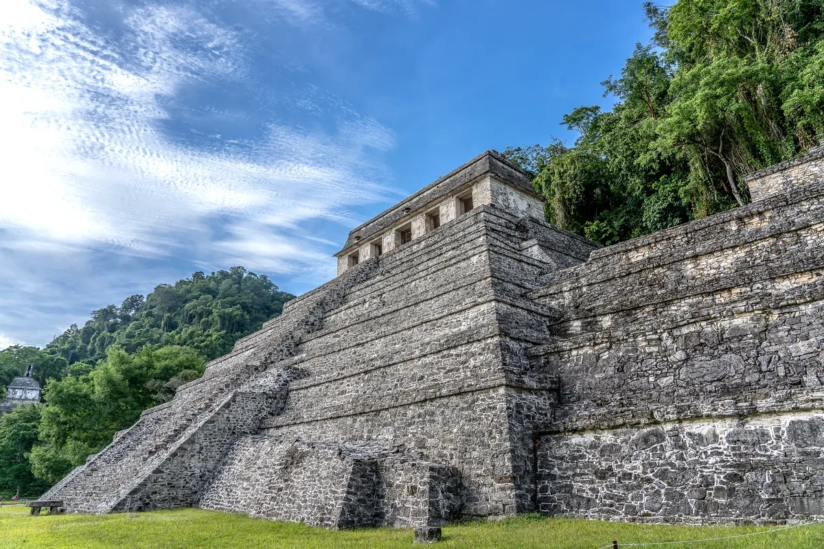 Templo de las Inscripciones en Palenque con la selva detrás
