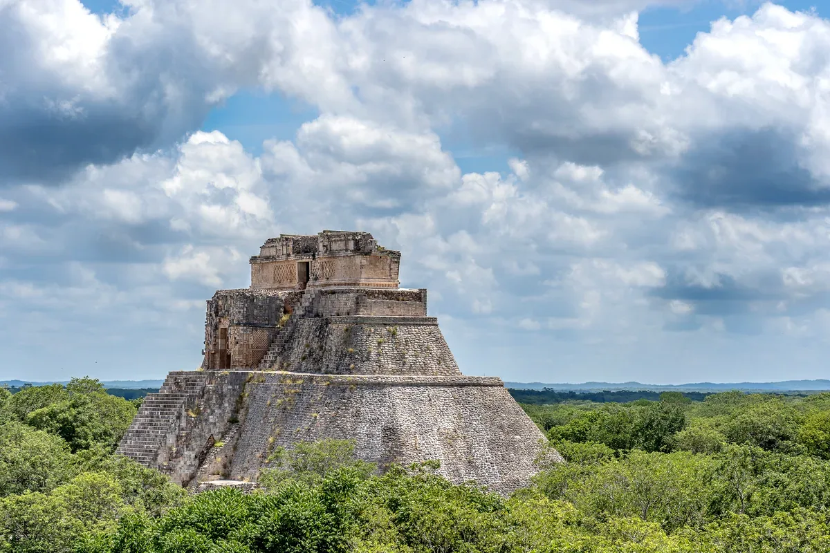 Pirámide del Adivino de Uxmal sobre la selva bajo un cielo nublado