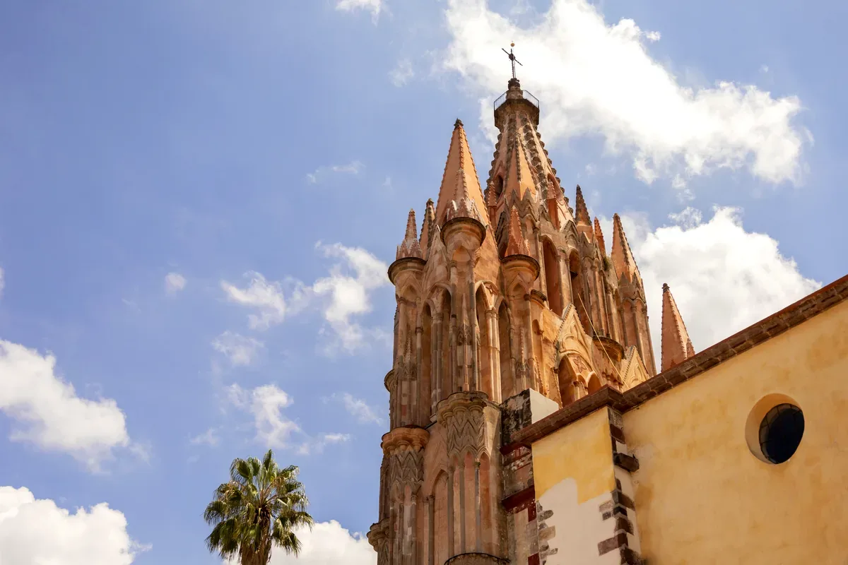 Torre neogótica de la Parroquia de San Miguel de Allende bajo un cielo azul
