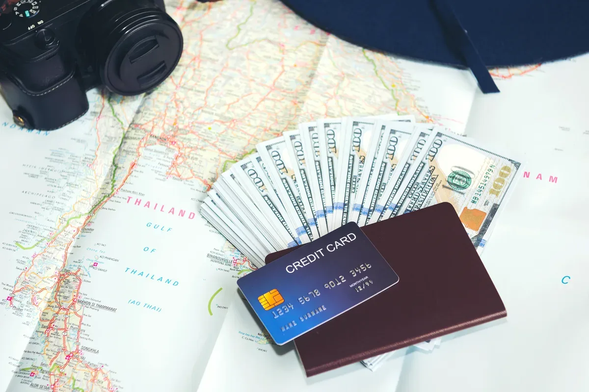 Billetes, tarjeta de crédito y pasaporte sobre un mapa