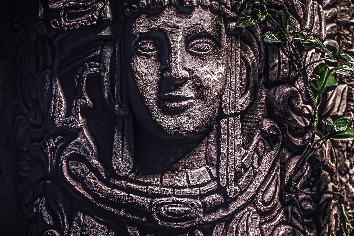 Rostro tallado en un relieve de piedra de estilo maya