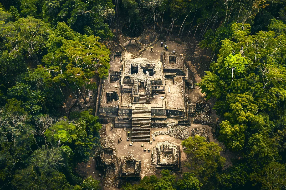 Ruinas de un templo entre la selva vistas desde el aire