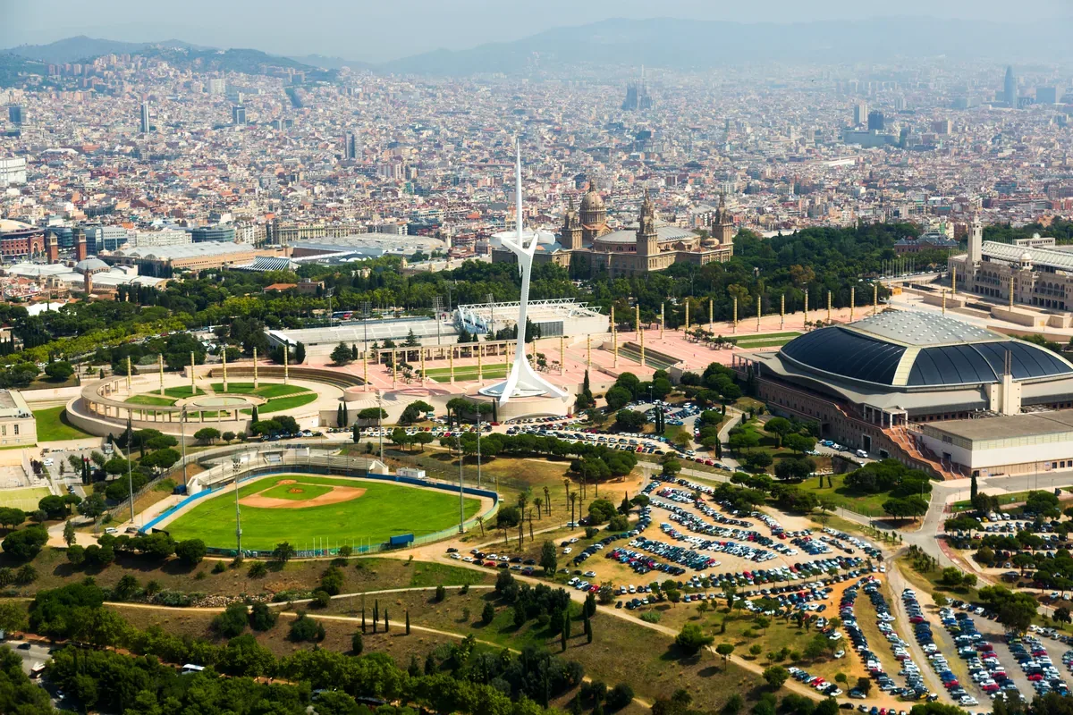 Vista aérea de una ciudad con un parque, un estadio de beisbol y un pabellón deportivo