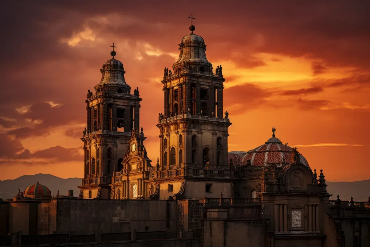 Torres de la Catedral Metropolitana de la Ciudad de México al atardecer