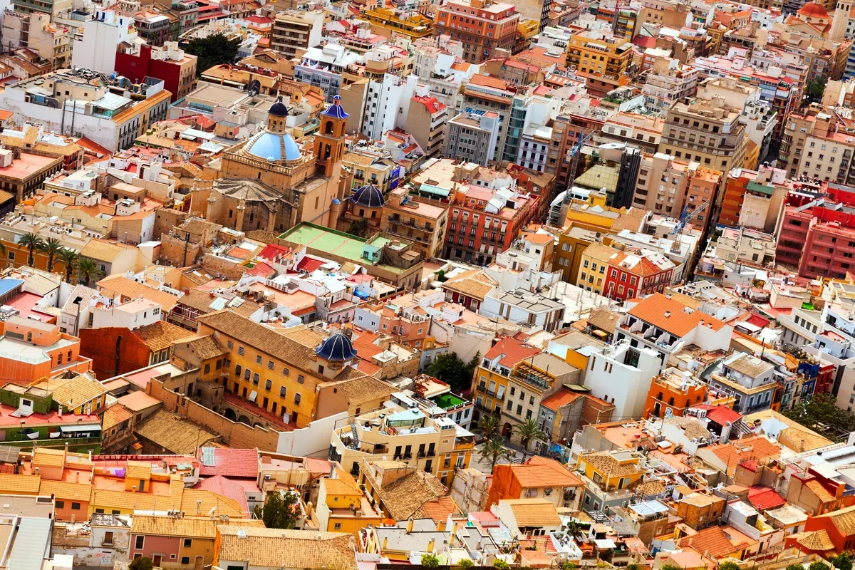 Vista aérea de un centro histórico de techos de teja y cúpulas