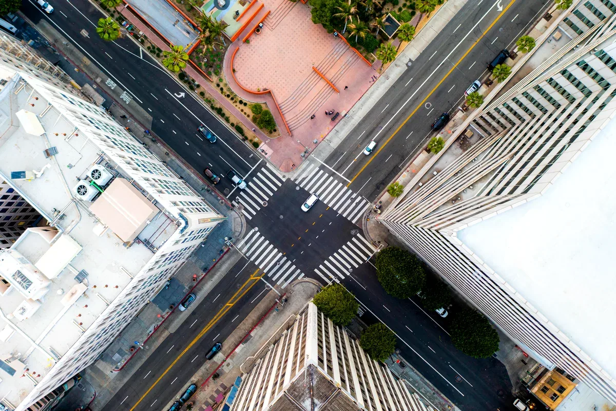Cruce de avenidas entre edificios altos visto desde arriba