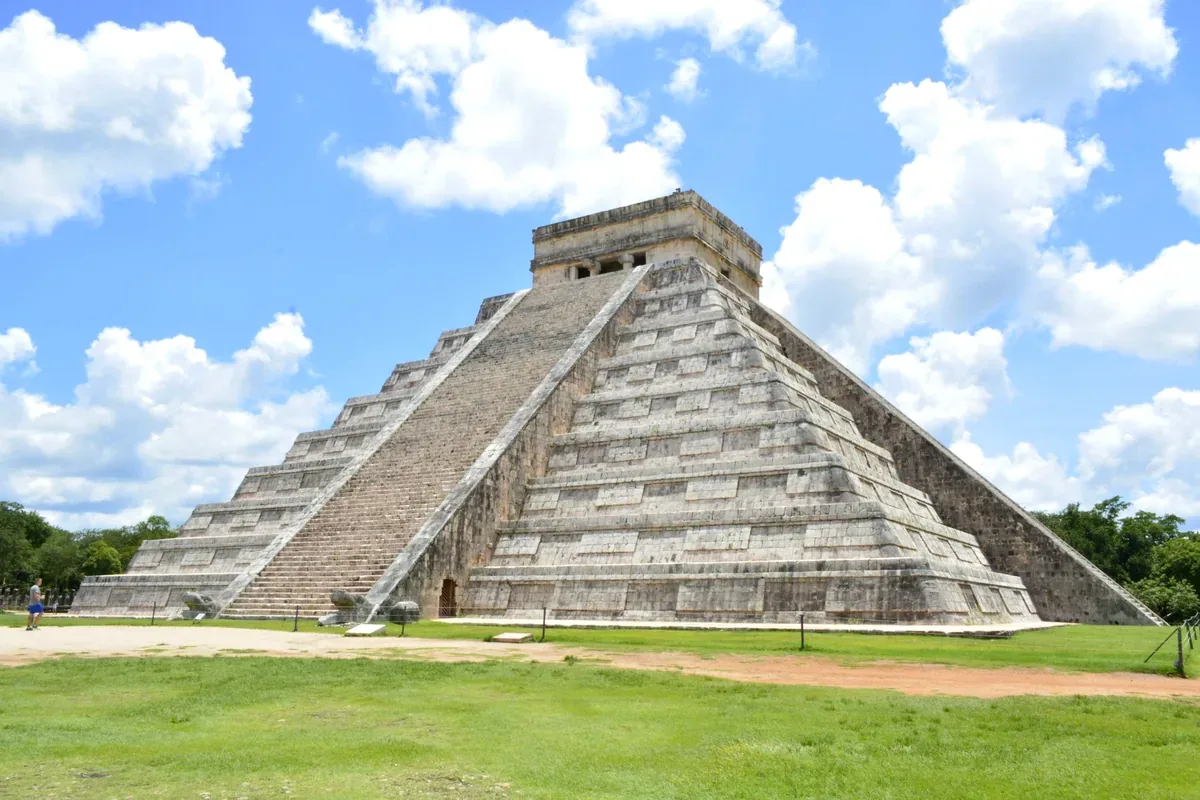 Escalinata de la pirámide de El Castillo en Chichén Itzá en un día soleado