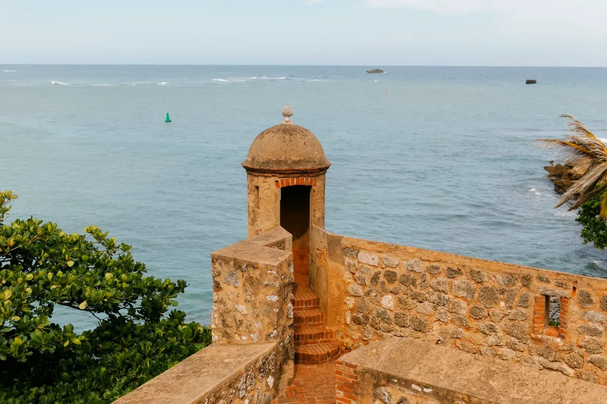 Garita de piedra de un fuerte colonial frente al agua