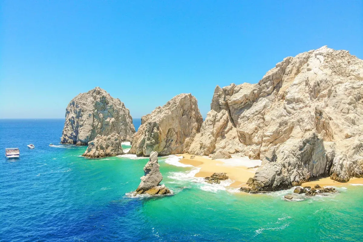 Playa del Amor entre las formaciones rocosas de Cabo San Lucas