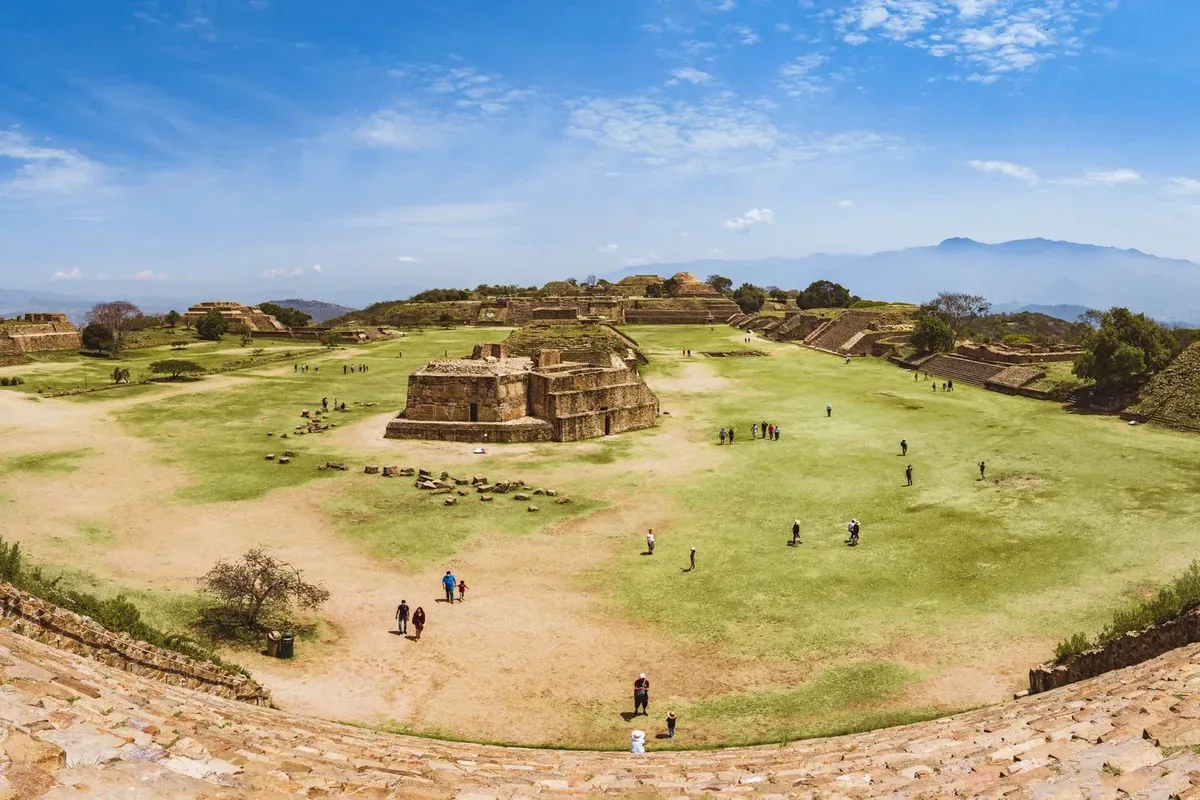 Plaza principal de la zona arqueológica de Monte Albán, en Oaxaca, con visitantes