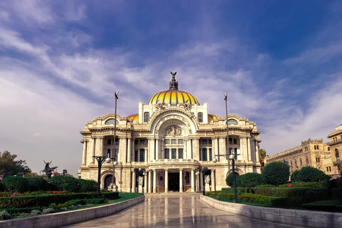 Fachada del Palacio de Bellas Artes con su explanada y jardines