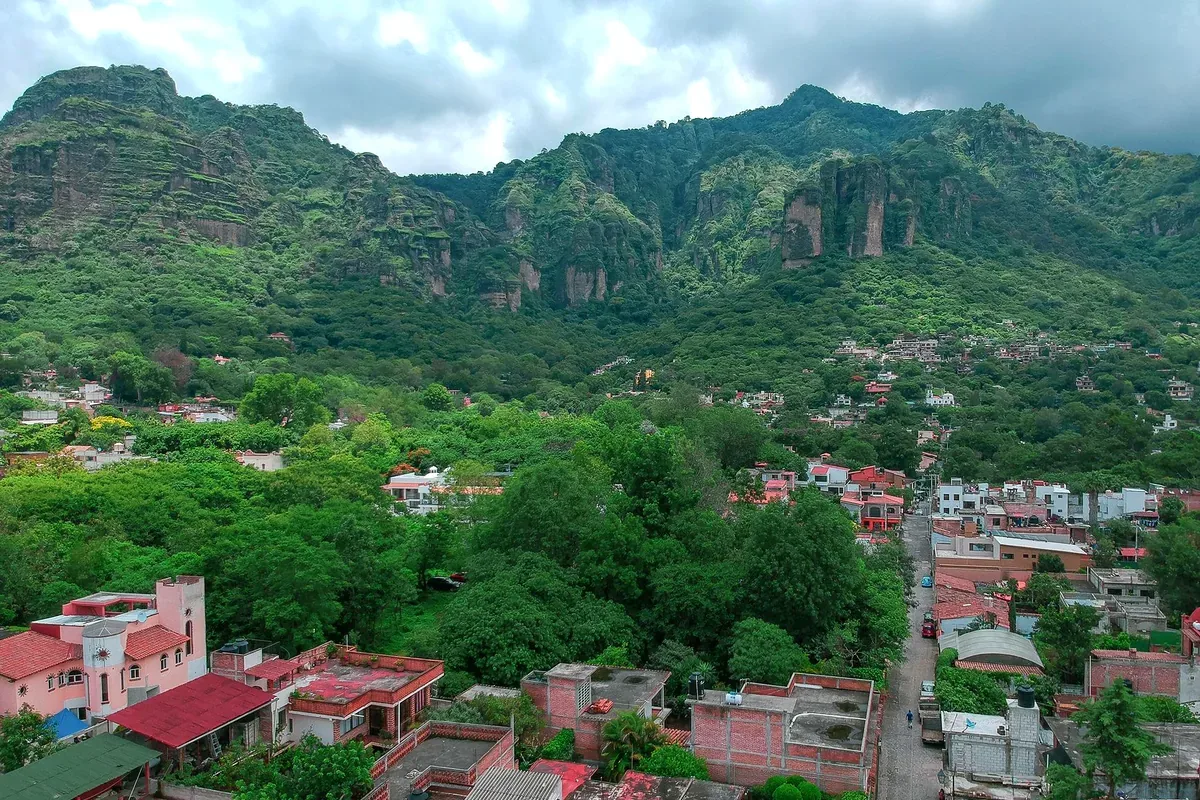 Pueblo de Tepoztlán al pie de sus cerros escarpados cubiertos de vegetación