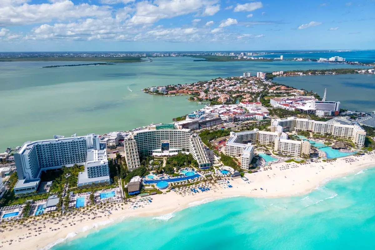 Hoteles de Punta Cancún frente a una playa turquesa, vistos desde el aire