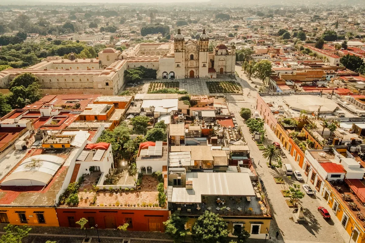 Vista aérea del centro histórico de Oaxaca con el templo de Santo Domingo al fondo