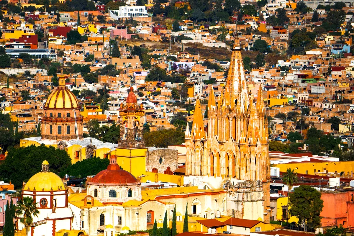 Parroquia de San Miguel Arcángel y las cúpulas del centro de San Miguel de Allende