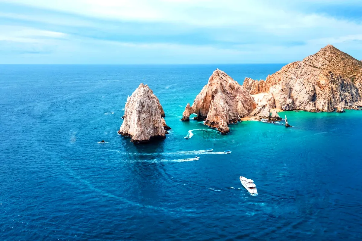 Formaciones rocosas del extremo de Cabo San Lucas con una lancha en primer plano