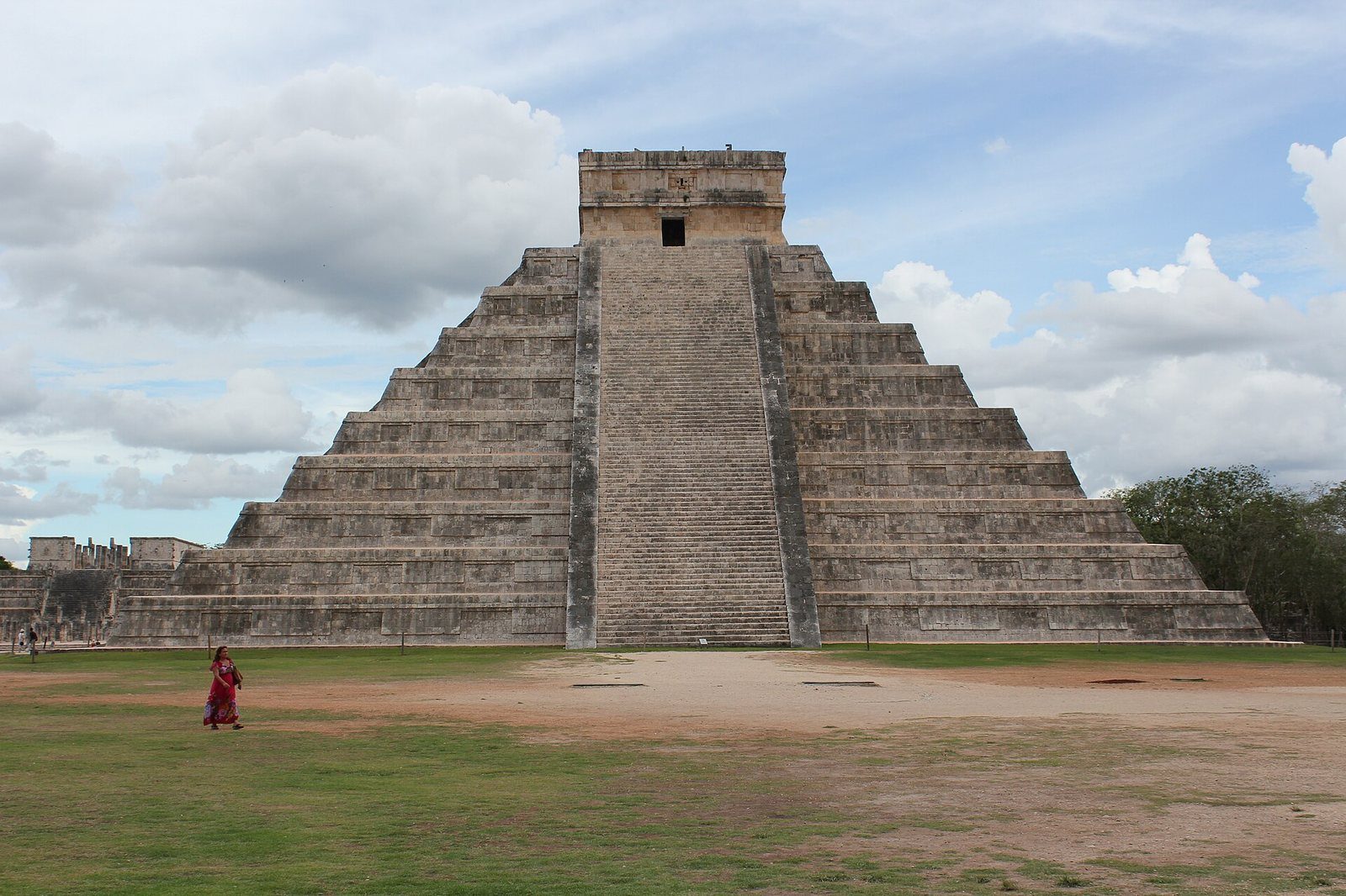 Pirámide de Kukulcán, El Castillo, vista desde el lado poniente en Chichén Itzá