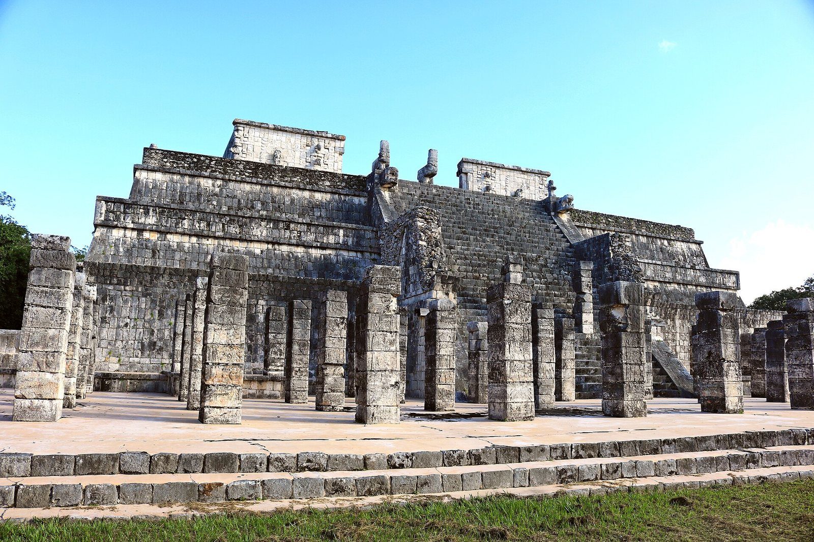 Templo de los Guerreros con su columnata frontal en Chichén Itzá